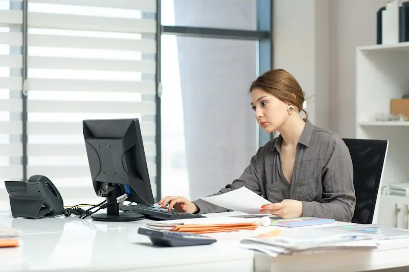 Медиатор за рабочим столом с документами